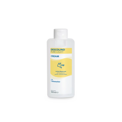 Ένα λευκό πλαστικό μπουκάλι 500 ml της Dr. Schumacher GmbH Descolind Pure Light Cream κρέμας περιποίησης, χωρίς άρωμα για ευαίσθητο δέρμα, έχει κίτρινη ετικέτα με μπλε γράμματα και είναι φωτογραφημένο μπροστά σε ένα απλό λευκό φόντο.