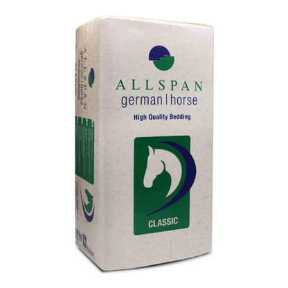 Το πακέτο Allspan German Horse Classic Holzspäne Einstreu διαθέτει ένα πράσινο-μπλε λογότυπο κεφαλιού αλόγου με την ένδειξη «CLASSIC» σε λευκό χρώμα πάνω σε πράσινο. Αυτό το κυρίως λευκό, ορθογώνιο πακέτο με πράσινες και μπλε πινελιές προσφέρει χαμηλής σκόνης στρώσιμο για την υψηλότερη άνεση.
