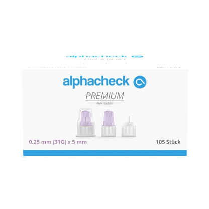 Ένα λευκό κουτί με την επιγραφή «Alphacheck PREMIUM Pen-Nadeln, διάφορα μεγέθη» και μπλε λογότυπο. Περιέχει 105 τεμάχια βελόνες πένας, με διαστάσεις 0,25 mm (31G) x 5 mm για τη χορήγηση ινσουλίνης. Στην μπροστινή πλευρά απεικονίζονται τρεις βελόνες πένας, που προσφέρουν ελάχιστο πόνο κατά τη χρήση. Το κείμενο «105 τεμάχια» δηλώνει την ποσότητα. Το προϊόν είναι από την Berger Med GmbH.