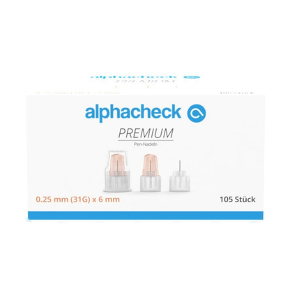 Ένα λευκό κουτί με την επιγραφή «Alphacheck PREMIUM Pen-Nadeln, διάφορα μεγέθη» με μια απεικόνιση τριών βελόνων πένας της Berger Med GmbH. Το κείμενο δηλώνει τις διαστάσεις 0,25 mm (31G) x 6 mm και την ποσότητα 105 τεμάχια, σχεδιασμένο για άνεση κατά τη χορήγηση ινσουλίνης.