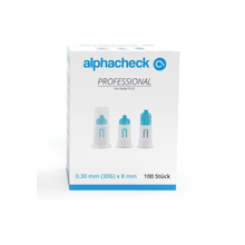 Ένα κουτί με βελόνες Alphacheck professional Pen-Nadel PLUS, διαφόρων μεγεθών. Το λευκό κουτί με μπλε λεπτομέρειες περιέχει 100 αποστειρωμένες βελόνες, 0,30 mm (30G) x 8 mm, για ενέσεις ινσουλίνης. Στην μπροστινή όψη απεικονίζονται τρεις βελόνες Pen με κείμενο σε μπλε και μαύρο χρώμα από την Berger Med GmbH.