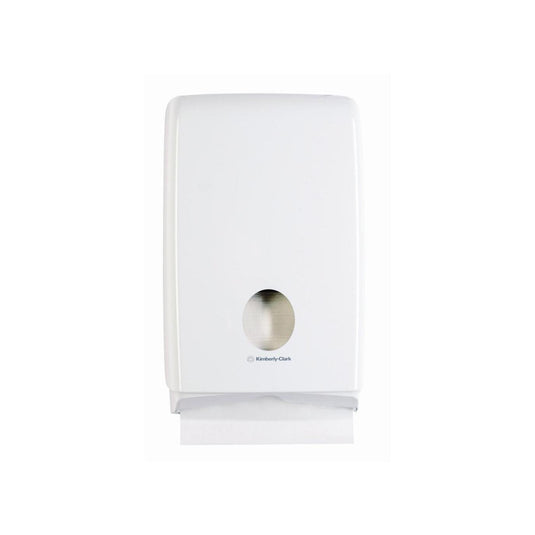 Ο διανομέας διπλωμένων πετσετών Aquarius™ Slimfold™ της Kimberly-Clark GmbH είναι ένας λευκός, επιτοίχιος διανομέας πετσετών με στρογγυλό άνοιγμα, από τον οποίο μπορεί να αφαιρεθεί μία πετσέτα κάθε φορά από το κάτω μέρος – ιδανικός για μοντέρνους χώρους.