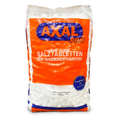 Eine Packung AXAL PRO TABS Regeneriersalz, spezielle Salztabletten zur Wasserenthärtung. Die Verpackung ist orange und weiß und trägt den Text „SPEZIALSALZ ZUR WASSERENTHÄRTUNG“. Ein blauer Kreis auf der Verpackung zeigt an, dass das Produkt für den Hausgebrauch empfohlen wird. Es wird von K+S Minerals and Agriculture GmbH hergestellt.