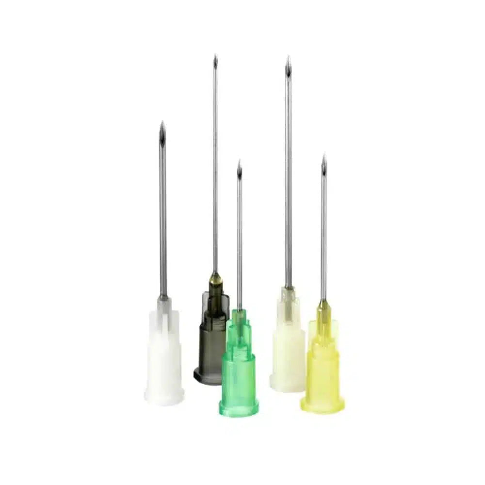 Η εικόνα δείχνει πέντε B. Braun αποστειρωμένες βελόνες μιας χρήσης Sterican® για λήψη αίματος, διαφορετικών μεγεθών και με πλαστικά καλύμματα σε λευκό, γκρι, πράσινο και κίτρινο. Αυτές οι βελόνες μιας χρήσης από την B. Braun Deutschland GmbH & Co. KG είναι τακτικά τοποθετημένες όρθιες μπροστά από ένα λευκό φόντο.