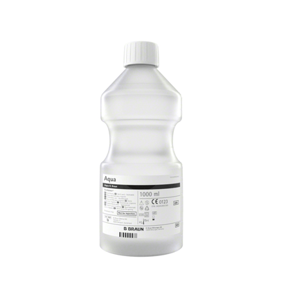 Το B. Braun Aqua Ecotainer® Τοπικό Διάλυμα Ξεπλύματος, ένα διαφανές πλαστικό μπουκάλι με χωρητικότητα 1000 ml, αποτελείται από φιλικό προς το περιβάλλον πολυπροπυλένιο. Διαθέτει λευκό καπάκι και είναι επισημασμένο με διάφορα σύμβολα και κείμενα, συμπεριλαμβανομένης της επωνυμίας B. Braun και οδηγιών για τη χρήση του τοπικού διαλύματος ξεπλύματος.