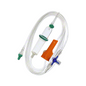 Η εικόνα δείχνει ένα B. Braun Intrafix® SafeSet IV-Infusionsset από την B. Braun Deutschland GmbH & Co. KG, που περιλαμβάνει έναν διαφανή πλαστικό σωλήνα, ένα θάλαμο σταγόνας, έναν σφιγκτήρα ρολού και έναν ρυθμιστή ροής. Αυτό το σετ είναι σχεδιασμένο για ενδοφλέβιες εγχύσεις υπό πίεση και βαρύτητα και παρέχεται με μια μεμβράνη φίλτρου AirStop, έναν ακίδα για σακούλες υγρών, καθώς και πορτοκαλί και πράσινες συνδέσεις.
