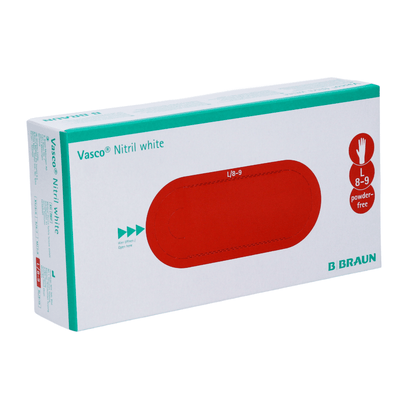 Κουτί με λευκά B. Braun Vasco® νιτριλικά γάντια μιας χρήσης από την B. Braun Deutschland GmbH & Co. KG, μέγεθος 8-9. Η συσκευασία έχει ένα κόκκινο οβάλ σχέδιο με ένα σύμβολο χεριού στη γωνία, που χαρακτηρίζει τα γάντια χωρίς λάτεξ και χωρίς πούδρα.
