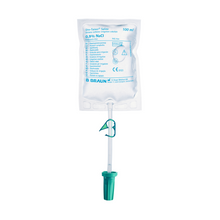 Ένα σακουλάκι 100 ml με διάλυμα χλωριούχου νατρίου 0,9% NaCl της μάρκας B. Braun Deutschland GmbH & Co. KG κρεμιέται με έναν πράσινο πλαστικό γάντζο. Το B.Braun Uro-Tainer® NaCl είναι σχεδιασμένο για ενδοκυστική έγχυση και φέρει στην μπροστινή του πλευρά διάφορες ιατρικές πληροφορίες και σύμβολα.