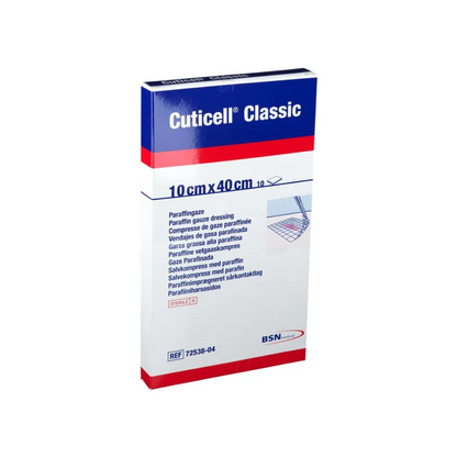 Η εικόνα δείχνει μια συσκευασία BSN Cuticell® Classic αποστειρωμένης αλοιφής με παραφίνη από την BSN Medical GmbH. Η συσκευασία είναι λευκή με μπλε και κόκκινο κείμενο, μετρά 10 cm x 40 cm και περιέχει περιγραφές σε πολλές γλώσσες καθώς και το λογότυπο της BSN Medical, καθιστώντας την ιδανική για την περιποίηση πληγών.