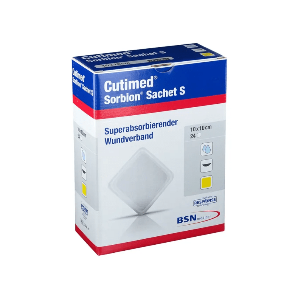 Ο επίδεσμος τραύματος BSN Cutimed® Sorbion® Sachet S της BSN Medical GmbH παρουσιάζεται σε μια συσκευασία που αναδεικνύει τον υπεραπορροφητικό επίδεσμο τραύματος για βέλτιστη διαχείριση του εξιδρώματος. Το κυρίως λευκό κουτί, με μπλε και κόκκινες πινελιές, περιέχει 24 τεμάχια σε μέγεθος 10x10 εκ.