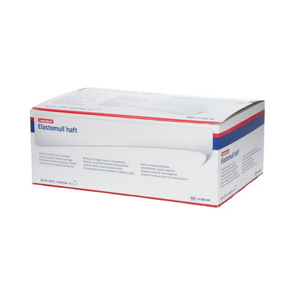 Ένα κουτί BSN Elastomull® haft, ένας λευκός ελαστικός επίδεσμος της BSN Medical GmbH, εκτίθεται. Η συσκευασία έχει μπλε και κόκκινες πινελιές που αναδεικνύουν την ετικέτα ως ελαστικός επίδεσμος στερέωσης. Το κείμενο στο κουτί περιέχει πληροφορίες και προδιαγραφές προϊόντος σε πολλές γλώσσες.