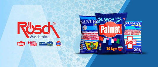 Werbebild der Marke Rösch Waschmittel mit Produkten Palmat, Sanomat Hygiene und Sentimat. In der Mitte befinden sich drei große Waschsäcke: links Sanomat Desinfektionswaschmittel mit Temperaturanzeige bis 95 °C, in der Mitte Palmat Waschmittel (20 kg für 200 Wäschen), rechts Sanomat Hygiene (20 kg, Desinfektionsmittel für 60 °C). Im Hintergrund ist ein blauer Seifenblasen-Hintergrund und das Rösch-Logo mit weiteren Markenlogos am unteren Rand.