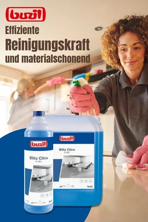 Eine Frau wischt eine Küchenarbeitsfläche mit einem Tuch. Im Vordergrund sind zwei Reinigungsmittel von Buzil mit dem Namen „Blitz Citro G 481“ zu sehen – eine Flasche und ein Kanister. Darüber steht der Text „Effiziente Reinigungskraft und materialschonend