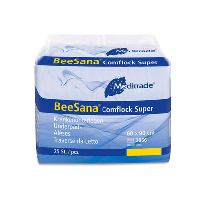 Η εικόνα δείχνει ένα πακέτο Meditrade BeeSana® Comflock Super υποστρώματα κρεβατιού. Το κυρίως λευκό πακέτο με μπλε πινελιές περιέχει 25 υποστρώματα με διαστάσεις 60 x 90 cm, τα οποία είναι σχεδιασμένα για βέλτιστη άνεση φροντίδας. Στην μπροστινή πλευρά υπάρχουν οδηγίες χρήσης και πληροφορίες προϊόντος τυπωμένες.