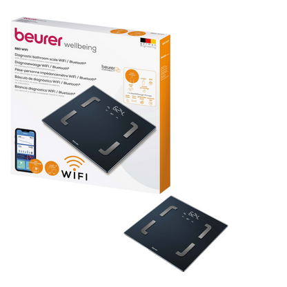 Μια εικόνα μιας Beurer ζυγαριάς BF 880 με WIFI από την Beurer GmbH, με συνδεσιμότητα WiFi και Bluetooth. Η ζυγαριά είναι μαύρη με ασημένιες λεπτομέρειες και έχει ψηφιακή οθόνη. Η συσκευασία του προϊόντος εμφανίζεται και τονίζει λειτουργίες όπως ανάλυση σωματικού λίπους, συμβατότητα με εφαρμογές και την εφαρμογή Beurer HealthManager Pro για παρακολούθηση υγείας.
