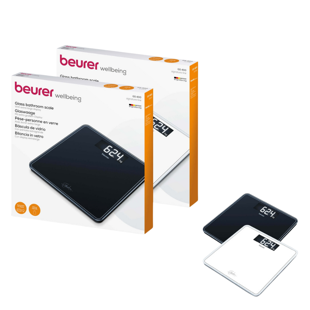 Δύο Beurer GS 400 Ζυγαριές σώματος SignatureLine από γυαλί, μία μαύρη και μία λευκή, εμφανίζονται δίπλα στα αντίστοιχα κουτιά συσκευασίας τους. Η συσκευασία περιέχει το εμπορικό σήμα και τις πληροφορίες προϊόντος της Beurer GmbH. Η μαύρη ζυγαριά δείχνει στην ψηφιακή της οθόνη «62,4».
