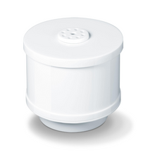 Ένα κυλινδρικό λευκό Beurer LB 44, LB 45, LB 88 φίλτρο ασβέστη από την Beurer GmbH βρίσκεται σε μια λευκή επιφάνεια. Το φίλτρο έχει μια διάτρητη κορυφή και μια λεία εξωτερική πλευρά με ελαφρώς ευρύτερη βάση και κορυφή, δημιουργώντας έτσι μια διακριτική διόγκωση στο κέντρο.