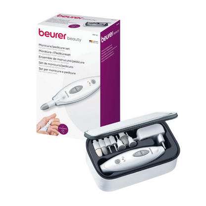 Το Beurer MP 41 Σετ Μανικιούρ-Πεντικιούρ της Beurer GmbH παρουσιάζεται με θήκη μεταφοράς. Η ανοιχτή θήκη αποκαλύπτει διάφορα εργαλεία, συμπεριλαμβανομένου ενός φρέζερ νυχιών και εξαρτημάτων. Δίπλα βρίσκεται η συσκευασία του προϊόντος, στην οποία φαίνεται μια εικόνα του σετ και το όνομα της μάρκας «Beurer». Ένα ενσωματωμένο LED φως αυξάνει την ακρίβεια κατά τη χρήση.