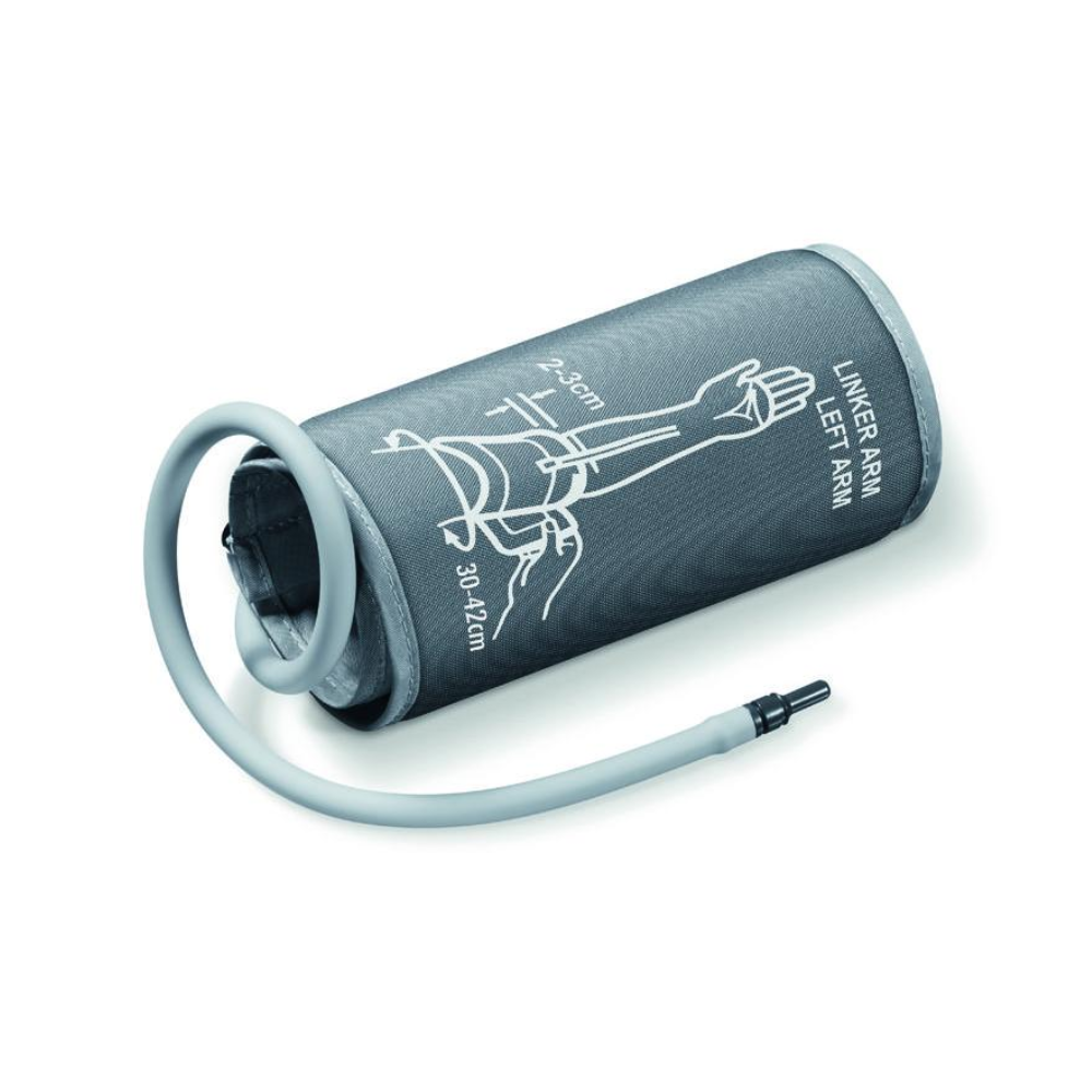 Μία τυλιγμένη Beurer GmbH XL-μανσέτα (προϊόν εκτός κυκλοφορίας) για το πιεσόμετρο BM 44, BM 47, με σωλήνα, επισημασμένη για χρήση στο αριστερό χέρι. Μία εικόνα δείχνει τη σωστή τοποθέτηση στο άνω μέρος του βραχίονα· κατάλληλο για χέρια από 30-42 εκ. Η συσκευασία περιέχει 1 κομμάτι.