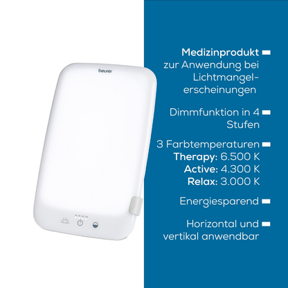 Εικόνα της Beurer λάμπας ημέρας TL 35 σε λευκό φόντο. Η λάμπα είναι λευκή και ορθογώνια με στρογγυλεμένες άκρες. Το κείμενο στην εικόνα περιγράφει τις λειτουργίες του προϊόντος, συμπεριλαμβανομένης της ρυθμιζόμενης φωτεινότητας με έναν ρυθμιστή, τρεις θερμοκρασίες χρώματος και ενεργειακή απόδοση. Το προϊόν κατασκευάζεται από την Beurer GmbH και παραδίδεται σε συσκευασία με ένα κομμάτι.