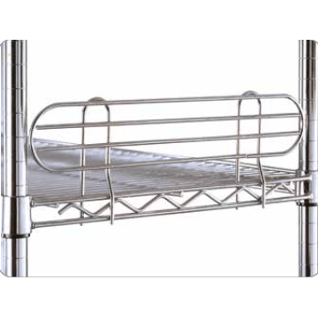 Μια κοντινή λήψη ενός μεταλλικού ραφιού με το περιμετρικό πλέγμα Novocal Ύψος: 100 mm οριζόντιο προστατευτικό πλέγμα από την Novocal, το οποίο είναι στερεωμένο στο μπροστινό μέρος και υποστηρίζεται από κάθετους στύλους.