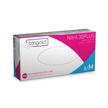Bingold Nitril 30PLUS Einmalhandschuhe der BINGOLD GmbH + Co. KG sind ideal für die Lebensmittelverarbeitung und den Chemikalienschutz. Es handelt sich um latexfreie, puderfreie Handschuhe in der Größe 8/M in überwiegend weißer Verpackung mit rosa und blauen Akzenten, mit Text in Deutsch und Englisch.