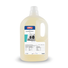 Eine 2-Liter-Flasche Buzil Buz® Laundry Color+ L 821 Flüssigwaschmittel für Bunt- und Feinwäsche verfügt über einen ergonomischen Tragegriff. Die hellbeige Flüssigkeit im Inneren stammt von BUZIL-WERK Wagner GmbH & Co. KG und ist mit einem Etikett versehen, das Produktdetails und Textilpflegehinweise in mehreren Sprachen enthält.