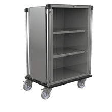 Der Novocal Sterilgut-Transportwagen verfügt über einen Korpus aus satiniertem Edelstahl, zwei Einlegeböden, vier Lenkrollen und eine offene Vorderseite für leichten Zugang. Der Hygienewagen ist weitgehend geschlossen und ideal für den Transport von Sterilgut.