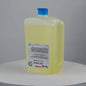 Ένα ορθογώνιο, διαφανές μπουκάλι 500 ml CWS κρέμας σαπουνιού Best Antibact με μπλε καπάκι και κίτρινο σαπούνι βρίσκεται σε μια λευκή, στρογγυλή επιφάνεια. Η μπροστινή ετικέτα υπογραμμίζει τα οφέλη της περιποίησης της επιδερμίδας.