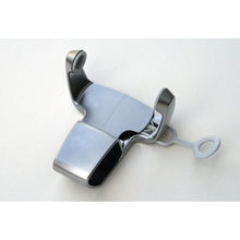 Μια κοντινή λήψη της επιτοίχιας βάσης SC Sensations σε χρωμιομένη εμφάνιση από την Diversey Deutschland GmbH & Co. OHG, μια μεταλλική βάση με μεντεσέδες και πλαστική λαβή, απεικονισμένη σε ένα απλό λευκό φόντο· κατάλληλη για όλες τις νέες εγκαταστάσεις.