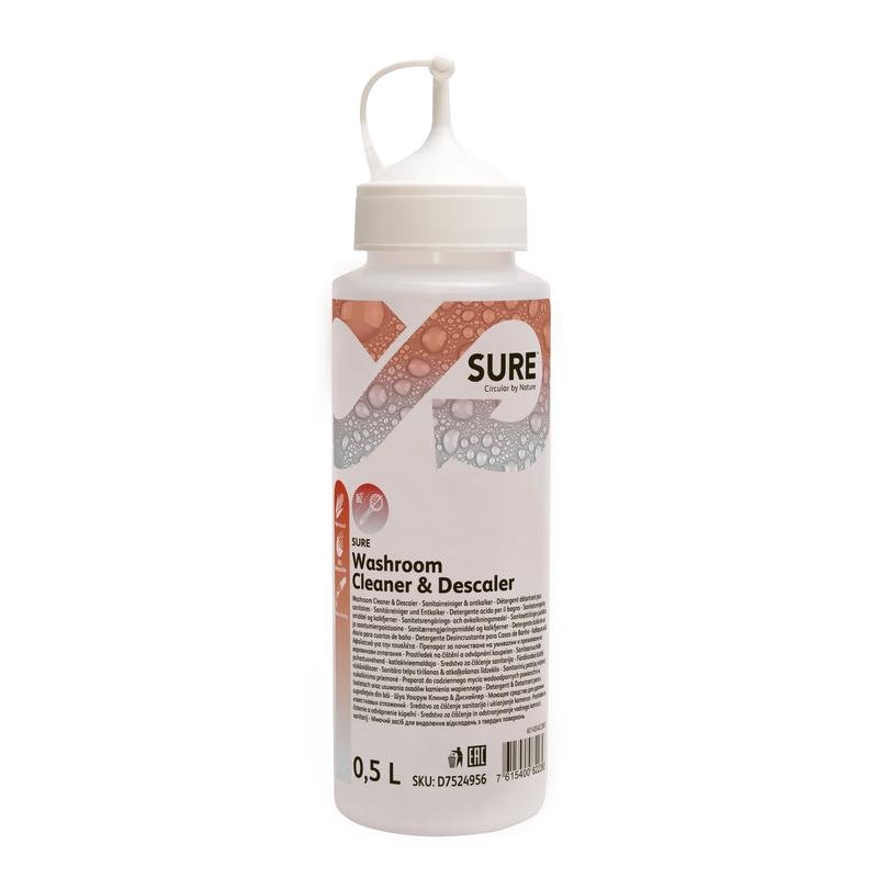Η δοσομετρική φιάλη SURE Washroom Cleaner & Descaler 0,5 λίτρων από την Diversey Deutschland GmbH & Co. OHG, με λευκό καπάκι ακροφυσίου, είναι ιδανική για τον αποτελεσματικό καθαρισμό μπάνιου. Περιέχει πληροφορίες προϊόντος με μαύρα γράμματα και σχέδιο με φυσαλίδες.