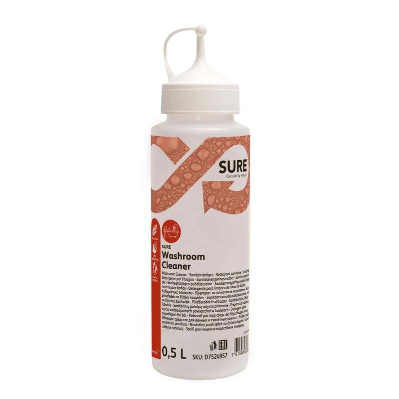 Ένα δοσομετρικό μπουκάλι καθαριστικού SURE Washroom Cleaner 0,5 λίτρων από την Diversey Deutschland GmbH & Co. OHG διαθέτει μια βιώσιμη φόρμουλα, ένα καπάκι ακροφυσίου και μια λευκο-κόκκινη ετικέτα με πληροφορίες προϊόντος και οδηγίες.