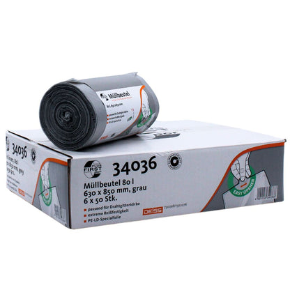 Σε ένα χαρτόνι με τον αριθμό 34043 βρίσκεται ένας ρολός γκρι σάκων απορριμμάτων DEISS First Plus PCR. Οι σάκοι από LDPE και ανακυκλωμένο υλικό μετά την κατανάλωση είναι 63 x 85 cm και έχουν χωρητικότητα έως και 80 λίτρα. Η συσκευασία της EMIL DEISS KG (GmbH + Co.) είναι εξοπλισμένη με ένα γραφικό Easy-Open, το οποίο προσφέρει επιπλέον άνεση.