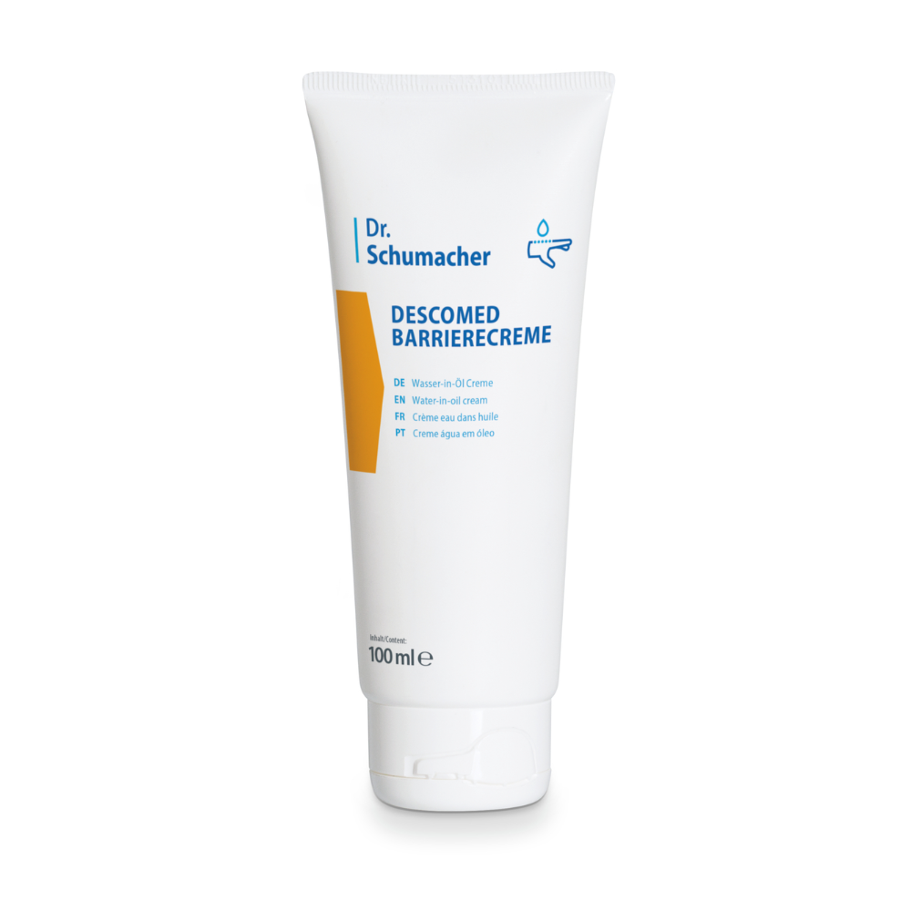 Ένα λευκό σωληνάριο Dr. Schumacher Descomed Barrierecreme με χωρητικότητα 100 ml, στο οποίο φαίνεται το όνομα του προϊόντος με μπλε γράμματα και ένα μικρό γραφικό μιας σταγόνας νερού. Στην μπροστινή πλευρά του σωληναρίου υπάρχουν διάφορες μεταφράσεις της λέξης «Barrier Cream», που υπογραμμίζουν την ταυτότητά της ως κρέμα νερού σε λάδι για την περιποίηση των περιοχών του δέρματος.