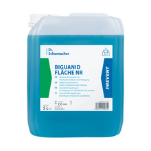 Ένα 5L Dr. Schumacher Biguanid Fläche NR Flächendesinfektion Flüssigkonzentrat της Dr. Schumacher GmbH με μια ημιδιαφανή μπλε φόρμουλα για αποτελεσματική απολύμανση και καθαρισμό, με πολυγλωσσικές λεπτομέρειες προϊόντος στην ετικέτα.