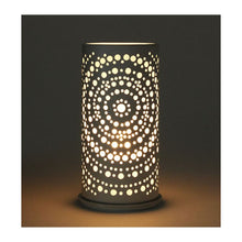 Der Duni Kerzenhalter Billy von Duni GmbH ist eine zylindrische Tischlampe aus Metall (140 x 75 mm) in modernem Design mit kreisförmigen Perforationen, die einen dekorativen, symmetrischen Lichteffekt erzeugen, der dem Leuchten seines Namensgebers ähnelt.