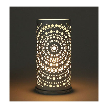 Η μεταλλική βάση κεριών Billy της Duni GmbH είναι μια κυλινδρική επιτραπέζια λάμπα (140 x 75 mm) σε μοντέρνο σχέδιο με κυκλικές διατρήσεις, που δημιουργούν ένα διακοσμητικό, συμμετρικό φωτεινό αποτέλεσμα, παρόμοιο με τη λάμψη του ομώνυμου προϊόντος.