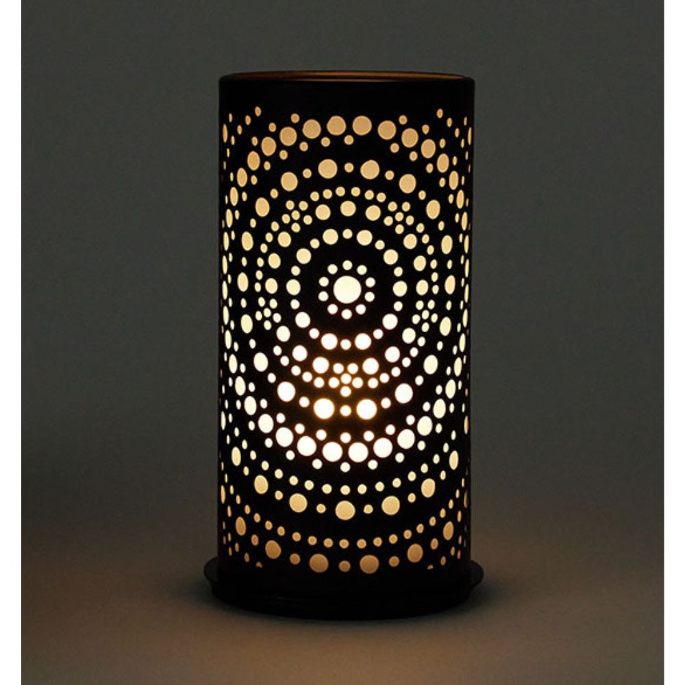 Η μεταλλική βάση κεριών Billy της Duni GmbH είναι μια κυλινδρική λάμπα με κυκλικές διατρήσεις σε συγκεντρικούς δακτυλίους, που δημιουργούν διακοσμητικό φως. Ο μοντέρνος σχεδιασμός της συνδυάζει κομψότητα και λειτουργικότητα σε μια μεταλλική φόρμα 140 x 75 mm, που θυμίζει τον ομώνυμο της.