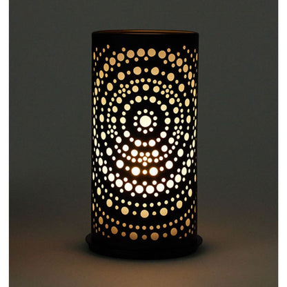 Η μεταλλική βάση κεριών Billy της Duni GmbH είναι μια κυλινδρική λάμπα με κυκλικές διατρήσεις σε συγκεντρικούς δακτυλίους, που δημιουργούν διακοσμητικό φως. Ο μοντέρνος σχεδιασμός της συνδυάζει κομψότητα και λειτουργικότητα σε μια μεταλλική φόρμα 140 x 75 mm, που θυμίζει τον ομώνυμο της.