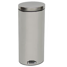 Der Novocal Tretabfalleimer aus korrosionsbeständigem Chromstahl hat einen flachen, leisen Deckel und ein Boden-Tretpedal für komfortables, berührungsloses Öffnen. Enthält 1 Inneneimer.