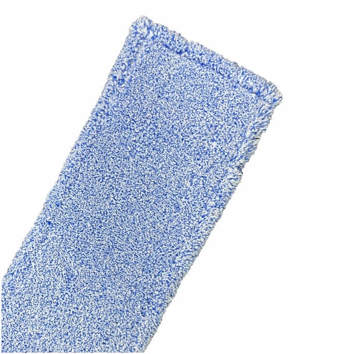 Μια κοντινή λήψη του Arcora MICRO BLUE 2.0 DB - FC MIT DECKBLATT από την Arcora International GmbH, ένα ορθογώνιο ανοικτό μπλε πανί μικροϊνών με δομημένη επιφάνεια και ραμμένες άκρες, ιδανικό για επαγγελματικό καθαρισμό, που απεικονίζεται σε λευκό φόντο.