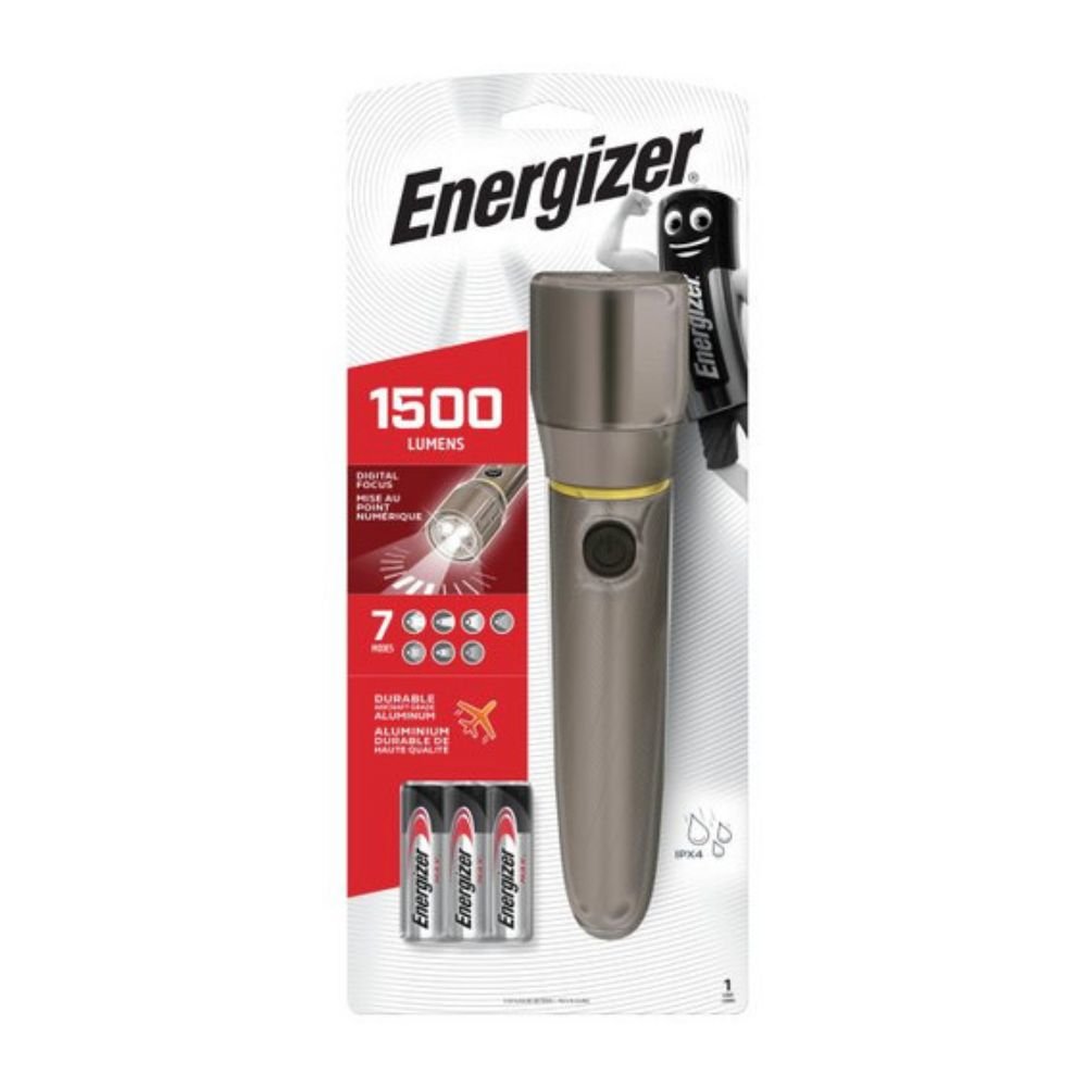 Η συσκευασία του φακού Energizer Vision HD metal 6AA από την Energizer Deutschland GmbH αναδεικνύει τα εντυπωσιακά χαρακτηριστικά του, συμπεριλαμβανομένης της φωτεινότητας των 1500 λούμεν και της παροχής δύο μπαταριών Energizer. Οι κύριες προδιαγραφές περιλαμβάνουν την ψηφιακή τεχνολογία εστίασης, μια αξιοσημείωτη απόσταση δέσμης 230 μέτρων, ένα ανθεκτικό περίβλημα αλουμινίου και μια κατάταξη IPX4 για αξιόπιστη προστασία από πιτσιλιές.