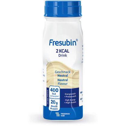 Fresubin 2 kcal Drink 200 ml von Fresenius Kabi Deutschland GmbH, geschmacksneutral, bietet 400 kcal und 20g Eiweiß pro Flasche. Die Verpackung ist weiß mit blauer Beschriftung und einem blauen Verschluss.