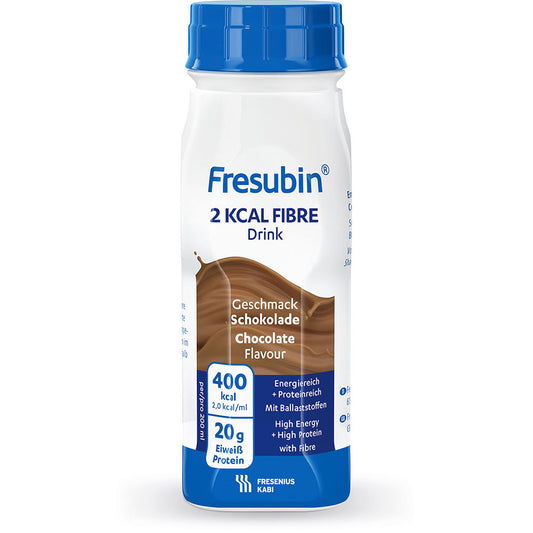 Eine 200 ml Flasche Fresubin 2 kcal Fibre Drink von Fresenius Kabi Deutschland GmbH, Geschmacksrichtung Schokolade, liefert 400 kcal und 20 g Eiweiß pro Portion. Das Etikett ist überwiegend weiß und blau mit braunen Akzenten.