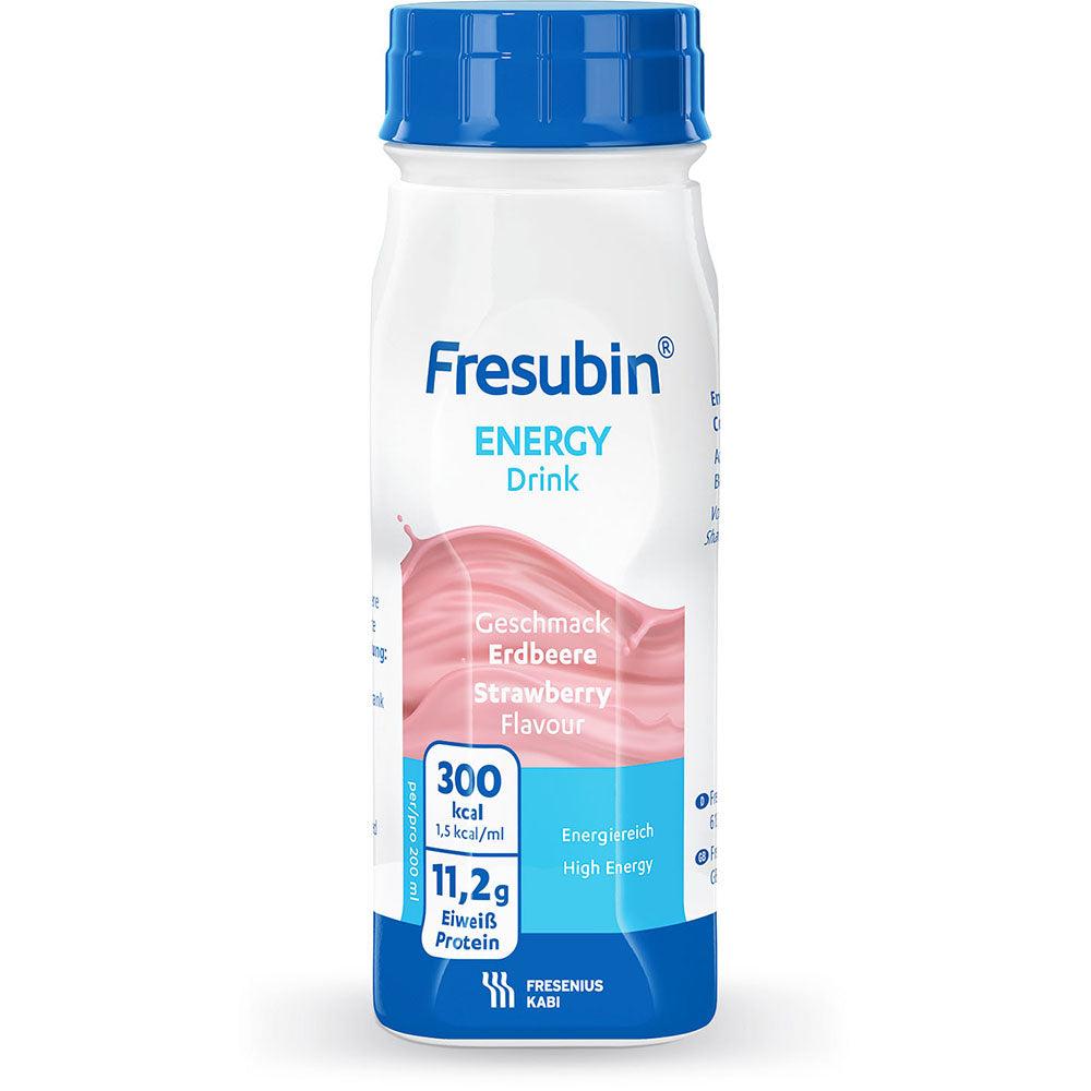 Eine 200-ml-Flasche Fresubin Energy Drink der Fresenius Kabi Deutschland GmbH in der Geschmacksrichtung Erdbeere mit blauem Verschluss liefert 300 kcal und 11,2 g Eiweiß pro Flasche. Das energiereiche Etikett ist in Deutsch und Englisch.