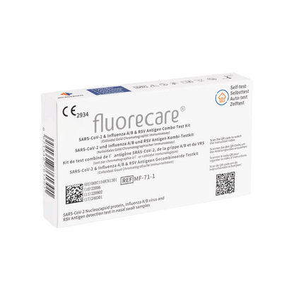 Η εικόνα δείχνει ένα κουτί του Fluorecare SARS-CoV-2, Influenza A + B & RSV Antigen Kombitests, 1 κομμάτι | Συσκευασία (1 τεστ). Το λευκό κουτί περιέχει πολυγλωσσικές οδηγίες και ιατρικά σύμβολα όπως ένα σήμα CE καθώς και τον αριθμό αναφοράς προϊόντος REFMF-71-1.