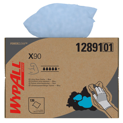 Ένα κουτί Kimberly-Clark GmbH WypAll® X90 PowerClean Ultra Duty Cloths σε μπλε (BRAG™ Box, 136 φύλλα) με ένα χέρι που σκουπίζει ένα χυμένο αντικείμενο. Ένα διπλωμένο πανί είναι μερικώς τραβηγμένο - ιδανικό για όλες τις ανάγκες καθαρισμού.