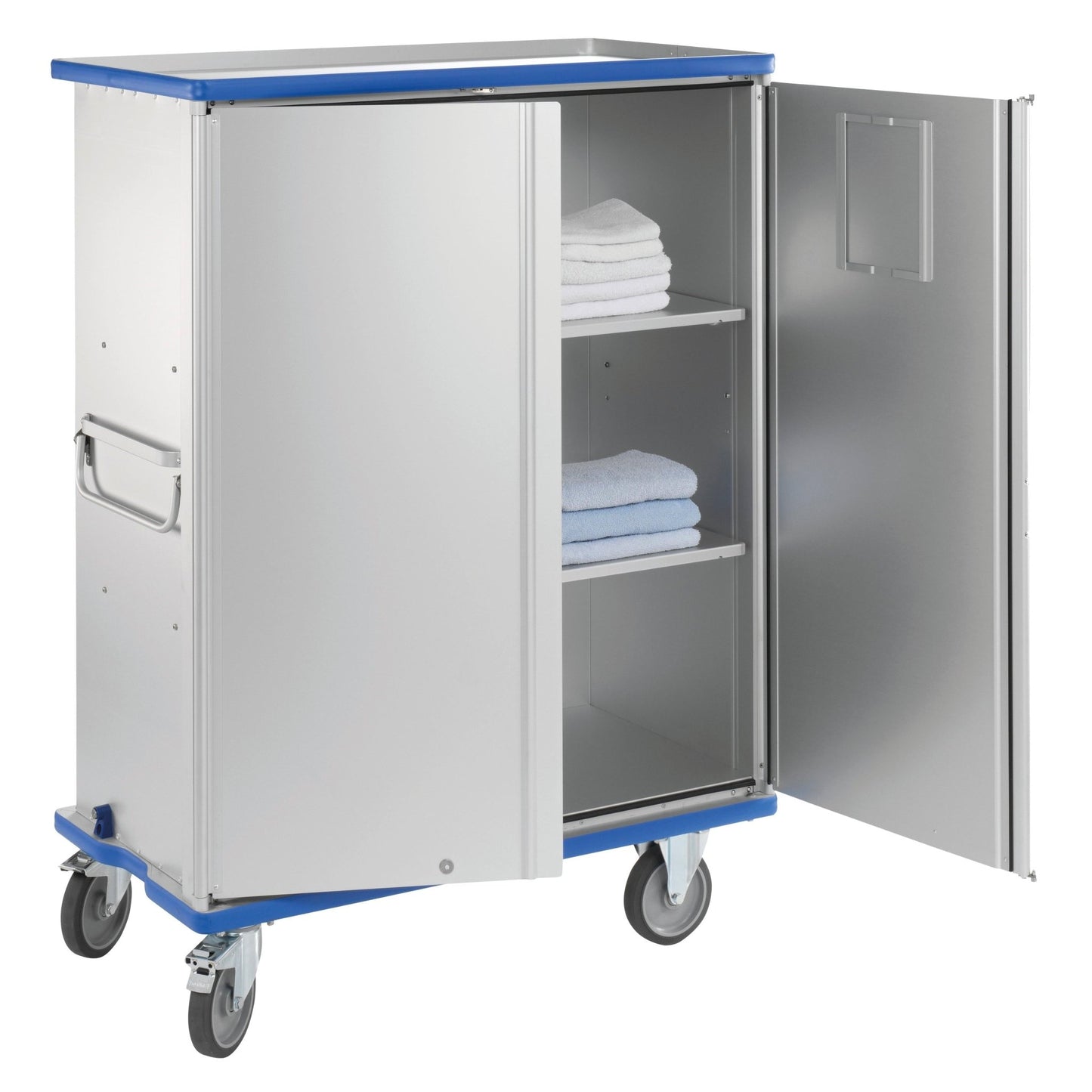 Ένα καρότσι ντουλάπι Novocal από ανοδιωμένο αλουμίνιο με δύο πτυσσόμενες πόρτες που περιστρέφονται κατά 270°, πλευρικές λαβές, κεντρικό κλείδωμα και τέσσερις ρόδες δείχνει δύο ράφια με διπλωμένες λευκές και μπλε πετσέτες.
