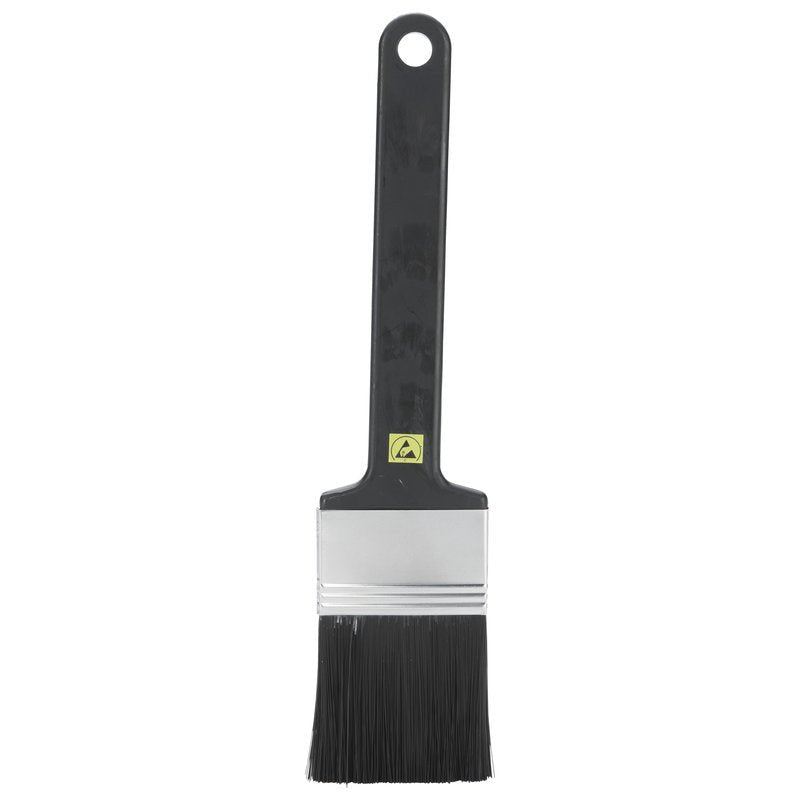 Η ESD FLACHPINSEL, NYL. 6.0 ΜΑΥΡΟ ø0,30MM ΜΑΛΑΚΟ από Haug Bürsten KG έχει μαύρη λαβή με τρύπα ανάρτησης, επίπεδη ασημένια στεφάνη και μαλακές μαύρες τρίχες - ιδανικό για τον καθαρισμό ηλεκτρονικών - σε λευκό φόντο.