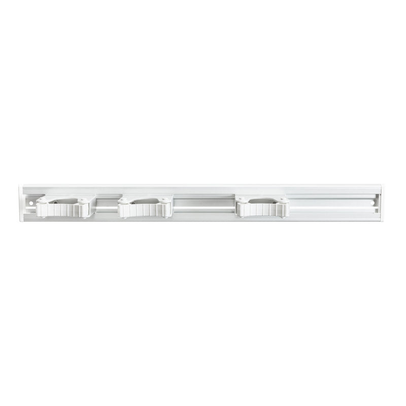 Η Haug Bürsten KG ALU-GERÄTELEISTE, 3 θήκες στυλεών, 510x55mm είναι ένα λευκό, τοίχου τοποθετημένο ράφι αποθήκευσης με τρεις ρυθμιζόμενες σχισμές και ορατές οπές στερέωσης, ιδανικό για την οργάνωση εργαλείων καθαρισμού όπως σκούπες και σφουγγαρίστρες.